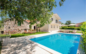 Nice home in Lovrec with Outdoor swimming pool, WiFi and 5 Bedrooms